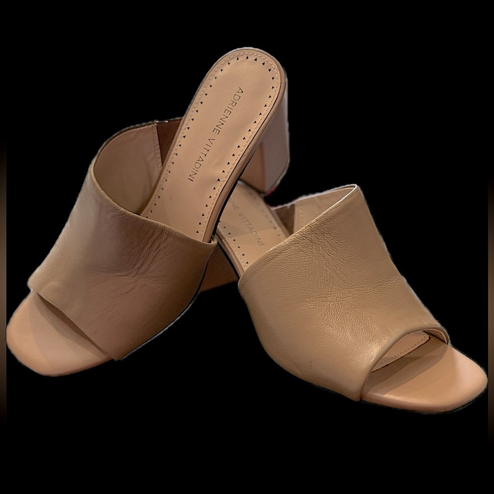 Adrienne Vittadini “Albi” Women’s, Size 7.5 M, Tan, Open Toe Mules. NWOT